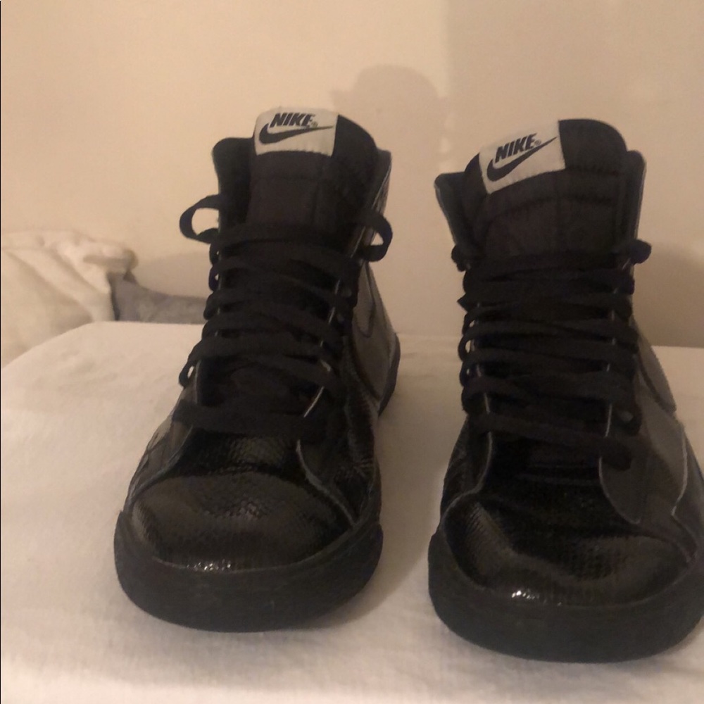 Used women high top Nike/ no sneaker box
